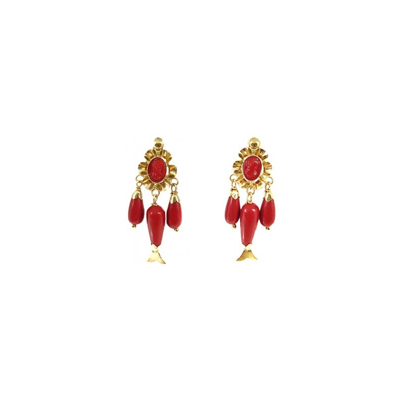 Pendientes de Oro Amarillo de 18 Kilates arquillo oval con camafeo y dos lagrimas de resina y otra con cola pez