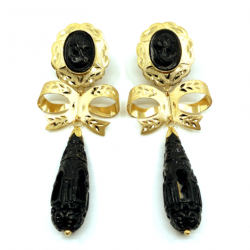 PENDIENTES ORO 18 KILATES CUBANAS CON CAMAFEO Y LAZO TALLADO CON PALO TALLADO